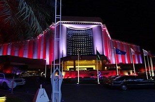 会場となったリッツ・カールトンホテルは赤と白のバーレーン国旗と日本国旗の色にライトアップされました。