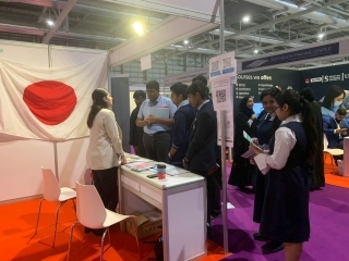 High school teacher & students visited our booth